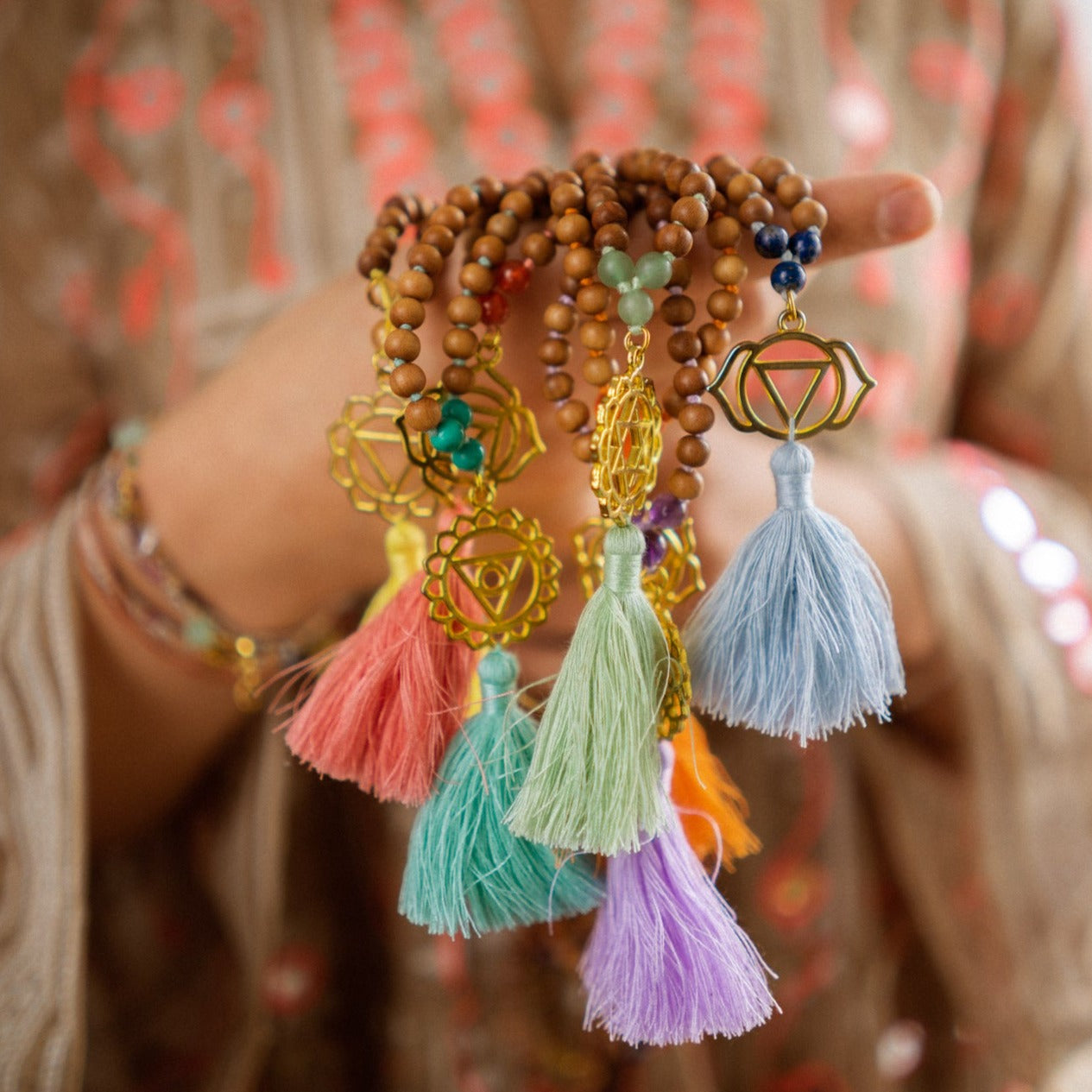 Chakra Mala Kette mit Bommel und Sandelholz-Perlen.